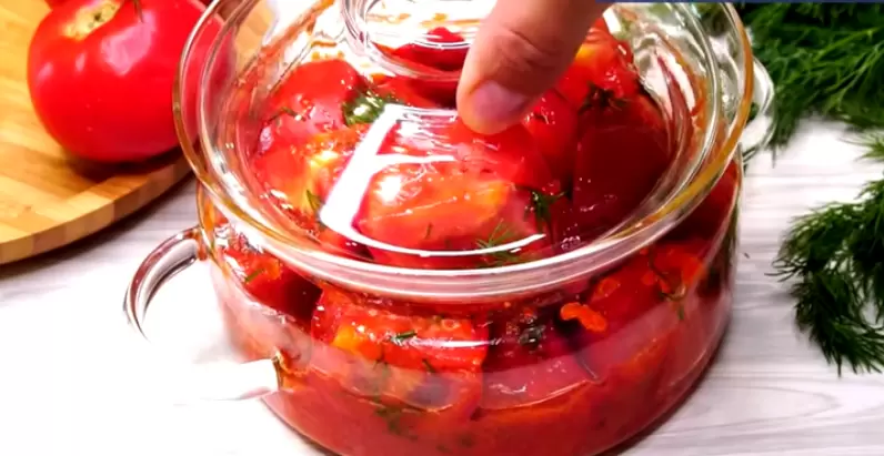 Забавные и простые рецепты салатов из помидоров, которые удивят вашу семью