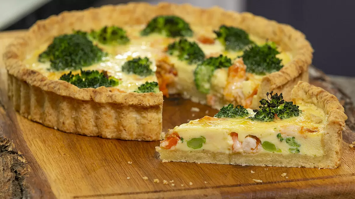 Киш Лорен: Изысканный французский открытый пирог с брокколи и креветками