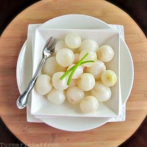 Зимнее лакомство: как приготовить жемчужный лук в пряном маринаде