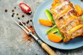 Праздничное мясо с хурмой и яблоками: дарите своему столу уют и вкус