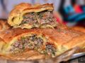 Непревзойденный мясной пирог из слоеного теста, который стоит попробовать