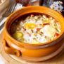 Запеченные яйца с курицей и овощами
