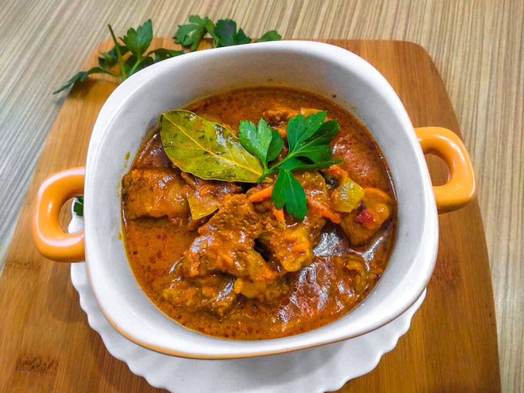 Подливы, которые покоряют: идеи для мясных блюд с соусами