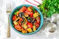 Лаззат: вкусный салат с жареными баклажанами и помидорами