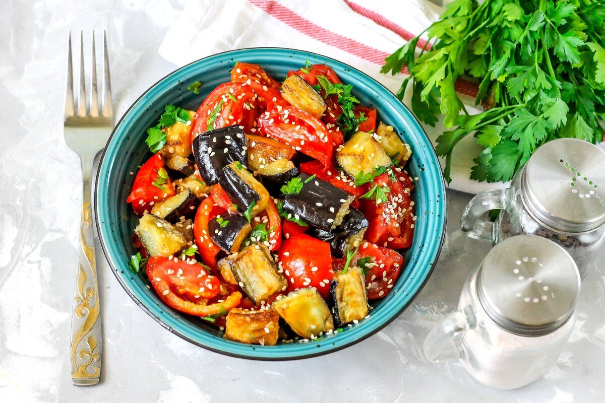 Лаззат: вкусный салат с жареными баклажанами и помидорами