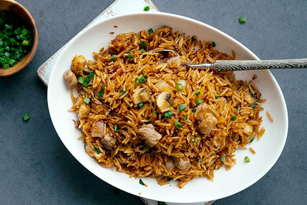 Слияние вкусов: как говядина и грибы превращают жареный рис в истинный кулинарный шедевр