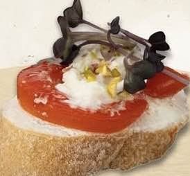 Праздничные брускетты: 9 начинок, которые преобразят новогодний стол